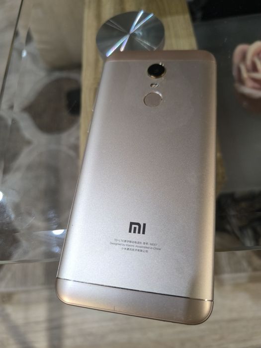 Продавам телефон  шауми  редми 5 плюс