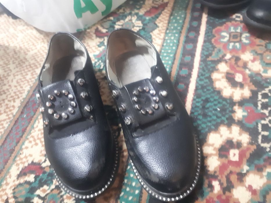 Продам детскую обувь 2пары