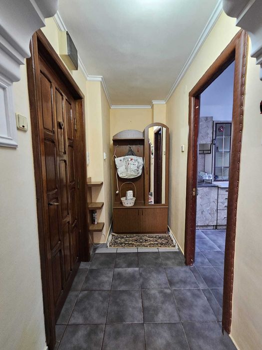 Apartament 2 camere, etaj III, intrarea din spate a Colegiului National Matei Basarab (Pedagogic)