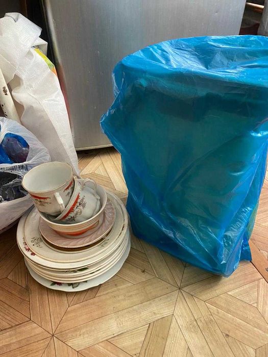 отдаю даром ведро для швабры люстра посуда