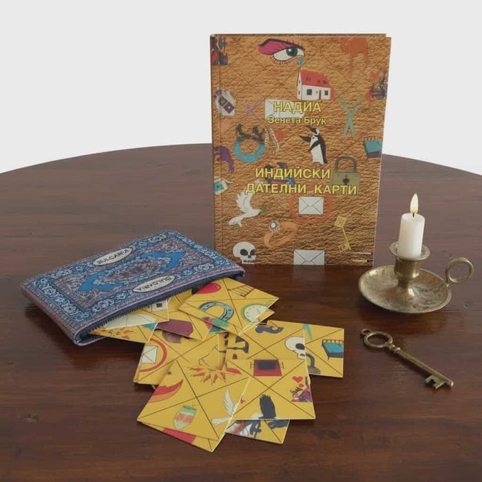 Индийски карти за гледане с книга с указания за тяхното използване