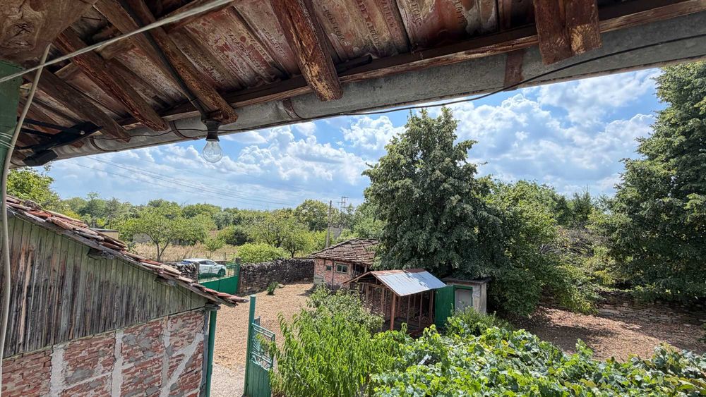 Къща с прекрасен двор - село Градище