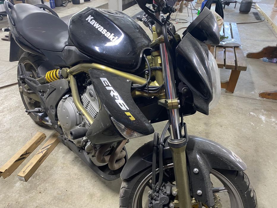 Два учебни мотора Suzuki GN125 и Kawasaki ER-6n