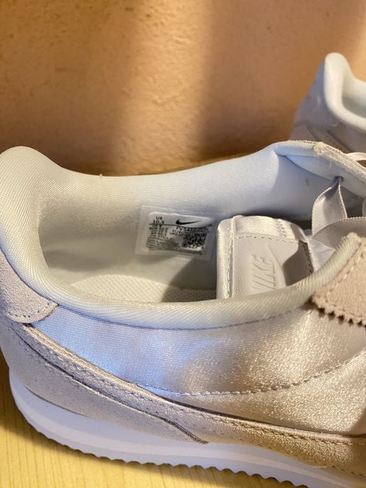 Продавам дамски маратонки