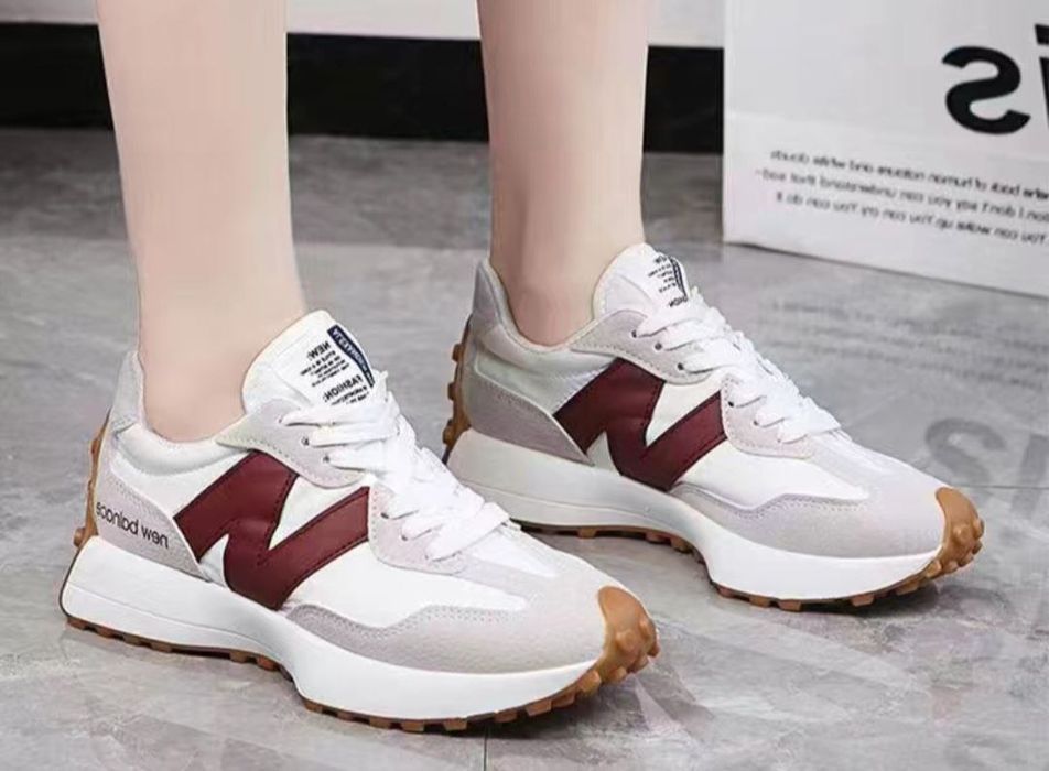 Новые женские кроссовки