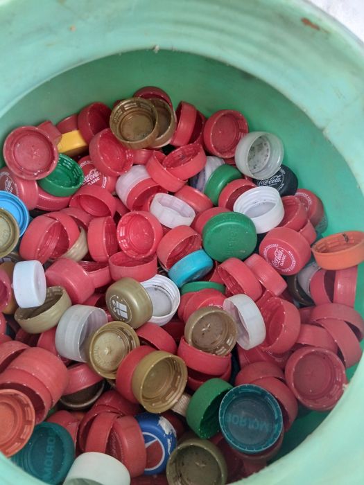 Продам пластиковые крышки б/у