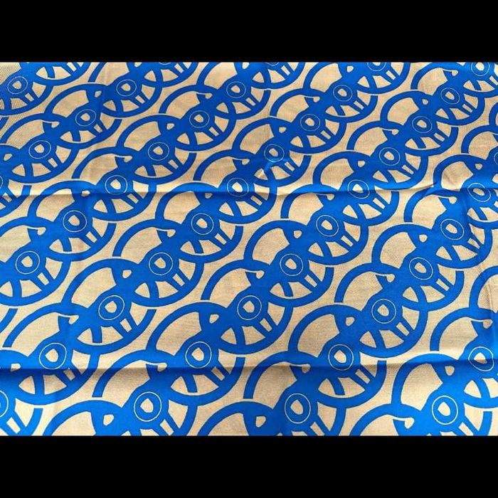 Чисто нов уникален копринен шал Porsche Design модел Taycan дамски