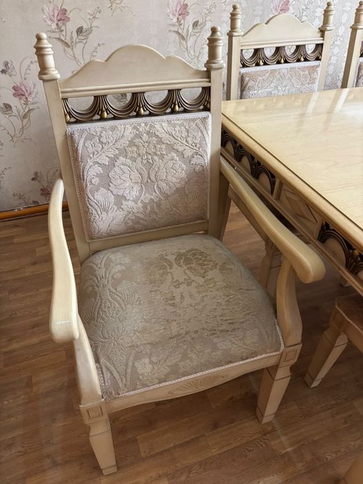 Королевский стол со стульями