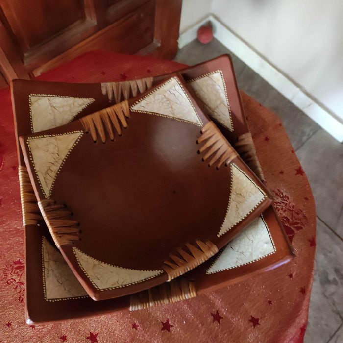 Комплект от два керамични подноса