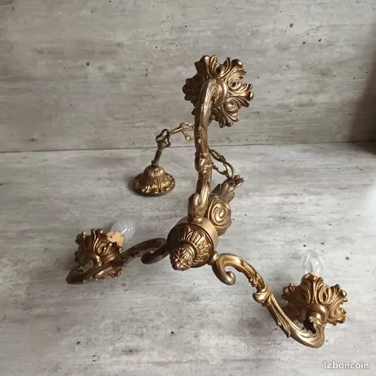 Superb candelabru antic din bronz masiv în stilul francez Louis ,piesa cu o lucrătură de o foarte mare finețe