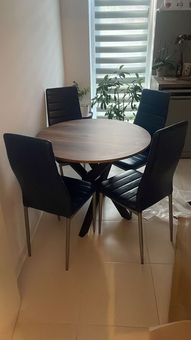 Masa dining rotunda nouă