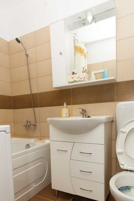 Inchiriez apt 2 camere - Metrou, AC, centrală, balcon închis, parcare