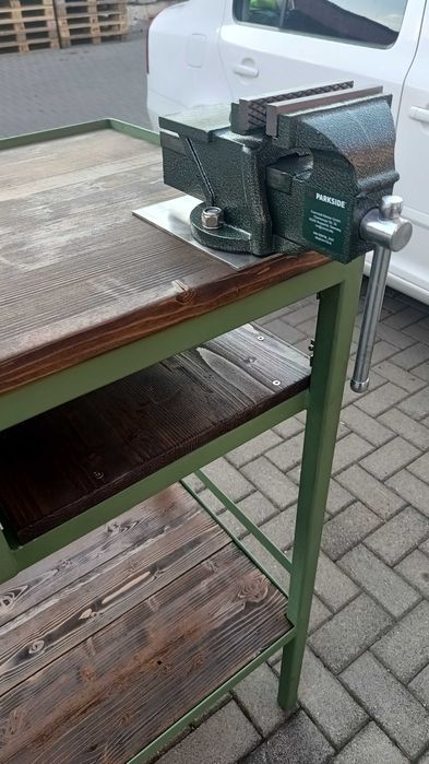 Banc de lucru cu menghină