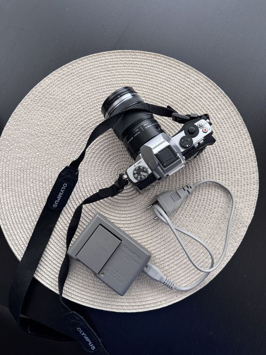 Olympus OM-D E-M5 model 2012 cu obiectiv M.Zuiko Digital ED 12-50mm