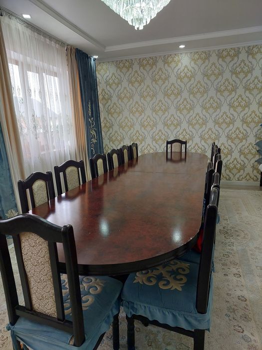 Стол, стулья для гостиной