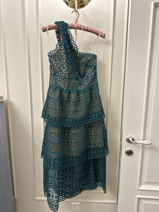 Платье в длине миди зеленого цвета