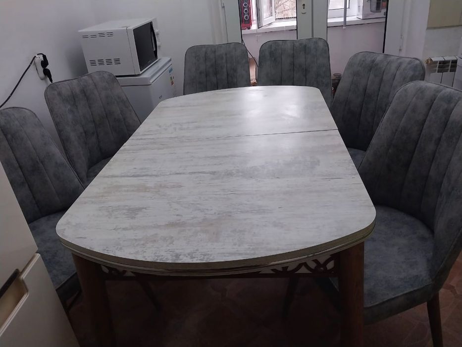 Кухонный стол и стуля