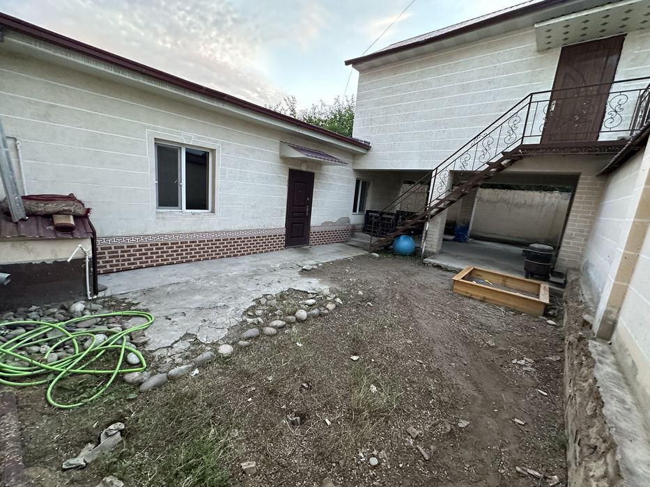 Сзади Рисового базара, мебель и техника, парковка