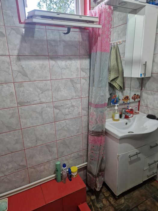 Casă decomandată cu 2 camere