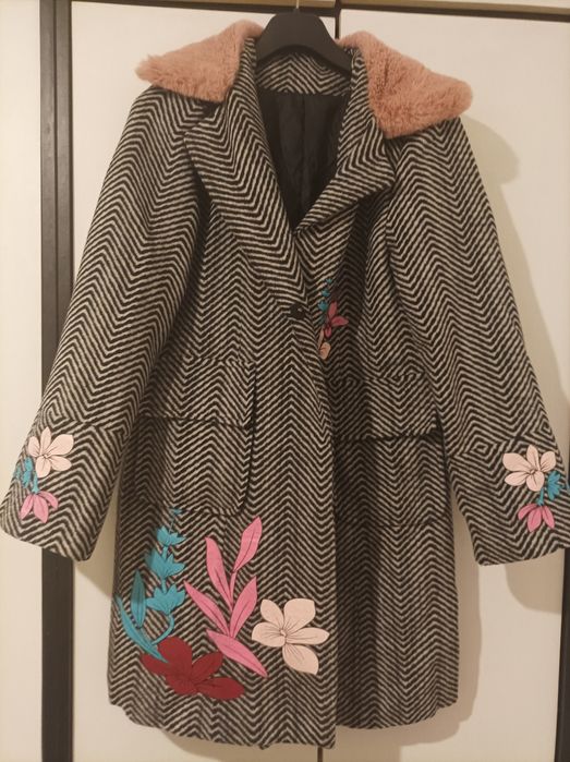 Дамско палто с красива апликация