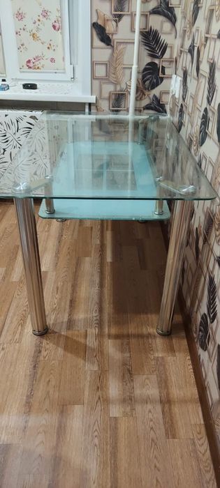 Продам кухонный стеклянный стол
