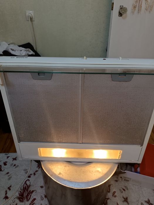 Вытяжка BOSCH б/у. В отличном состоянии всё работает.