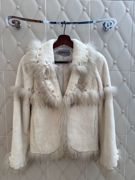 Нарядная шубка из мутона,молочного цвета,размер XS-S,украшена стразами