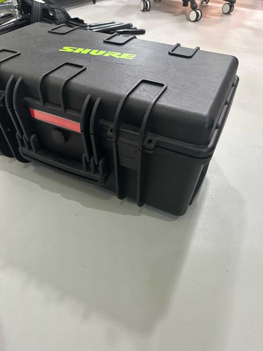 Valiza rigida foto-video AmazonBasics mare, cu roti, burete intact