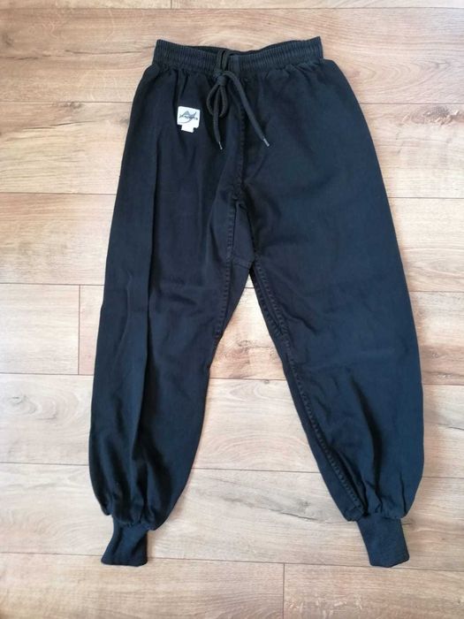 Kimono Kung Fu Negru (150cm) si Mănuși Lupta - pentru copii