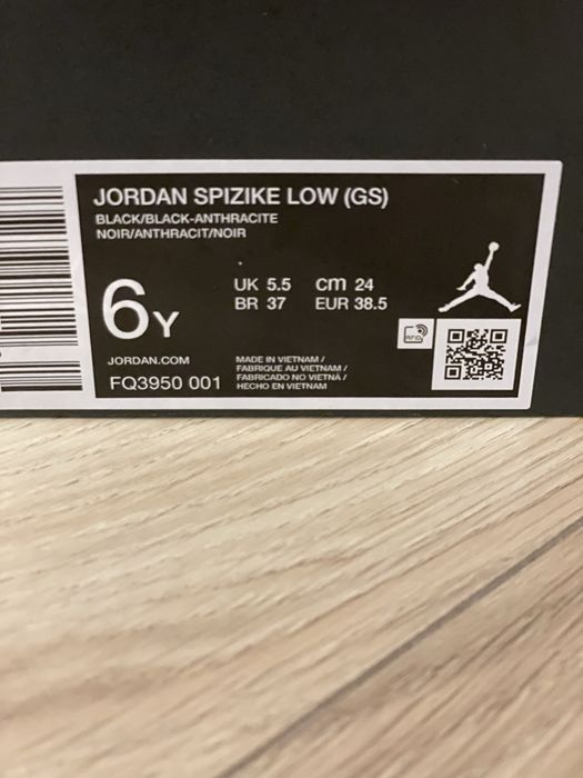 Jordan sneaker low spizike marime 38.5 negru 750 lei