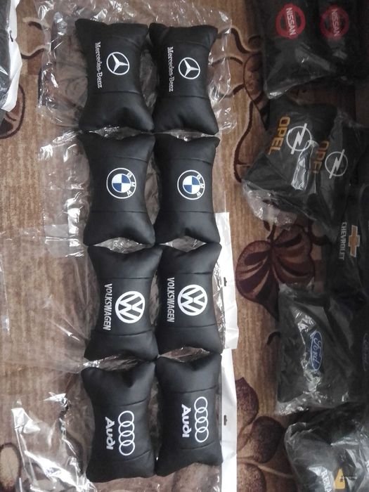 2 броя еко кожени меки възглавнички с бродиран надпис + подарък