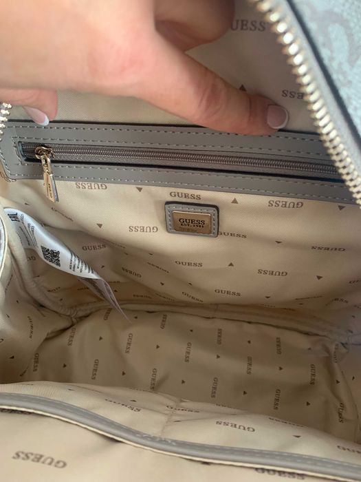 Чисто нова оригинална чанта раница на Guess в бежаво