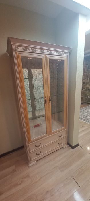 Шкаф витрина, в отличном состоянии.