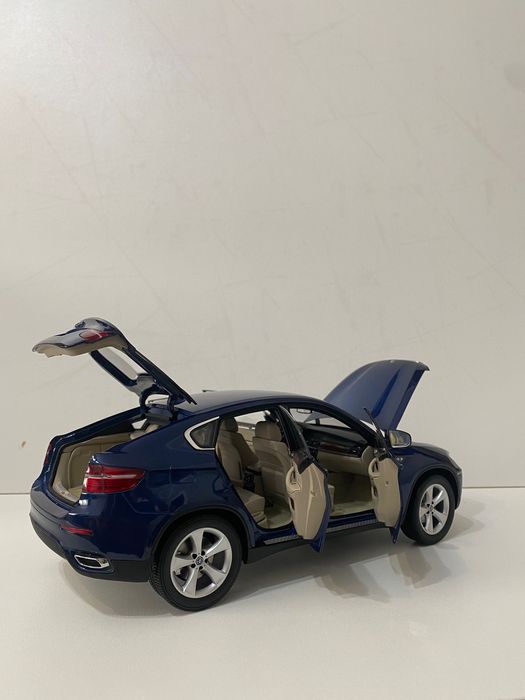 Машина от Kyosho 1/18 масштаб