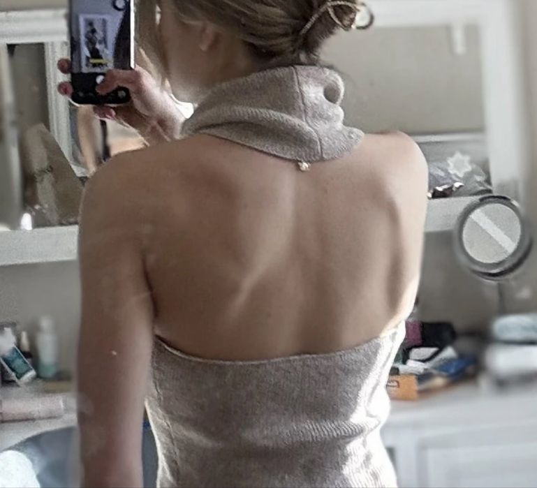 Дамски елегантен плетен топ с висока яка и гол гръб