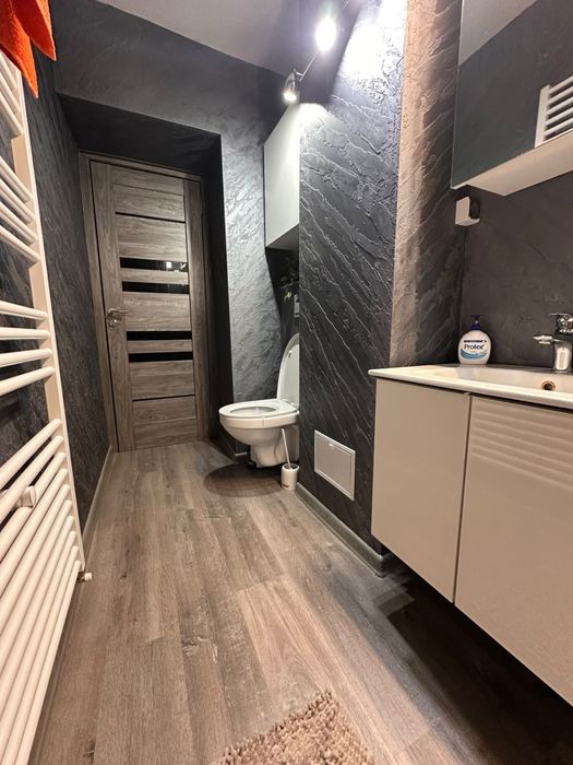 Ofer spre inchiriere apartament cu 3 camere,complet renovat,zona centrala