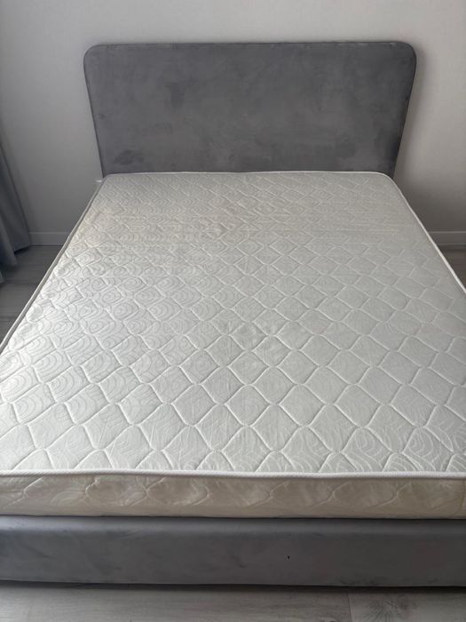 Кровать с матрасом