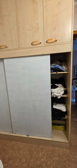 Продается шкаф и стол