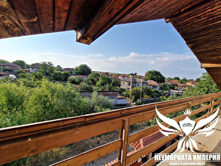 Двуетажна къща с гараж 300РЗП с 900кв. двор село Нови Извор