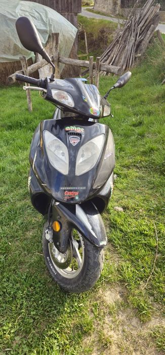 Vând scuter 50 2t cu acte