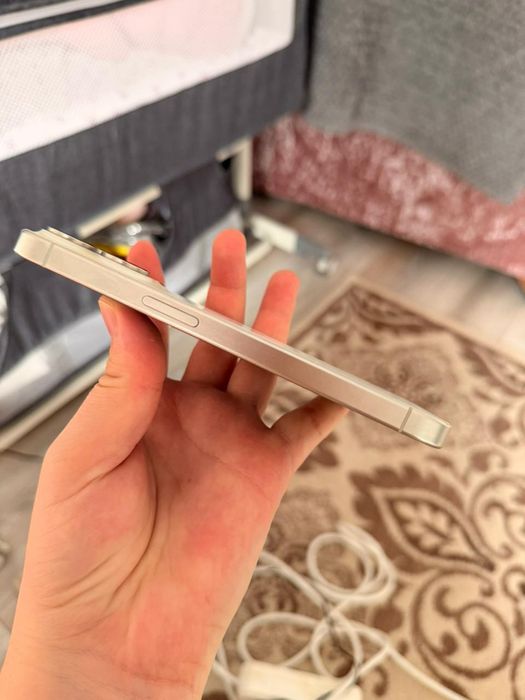 IPhone 15 pro белый