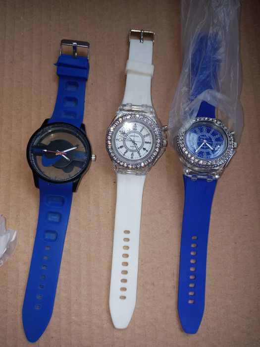 Дамски часовник-   прозрачен, светещ, гривна.