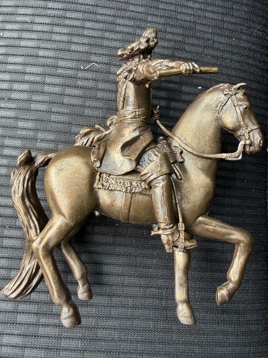 Статуетка на PAPO. Декоративна фигурка