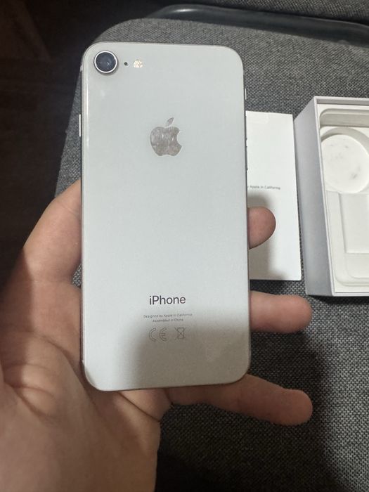 Продам iPhone 8