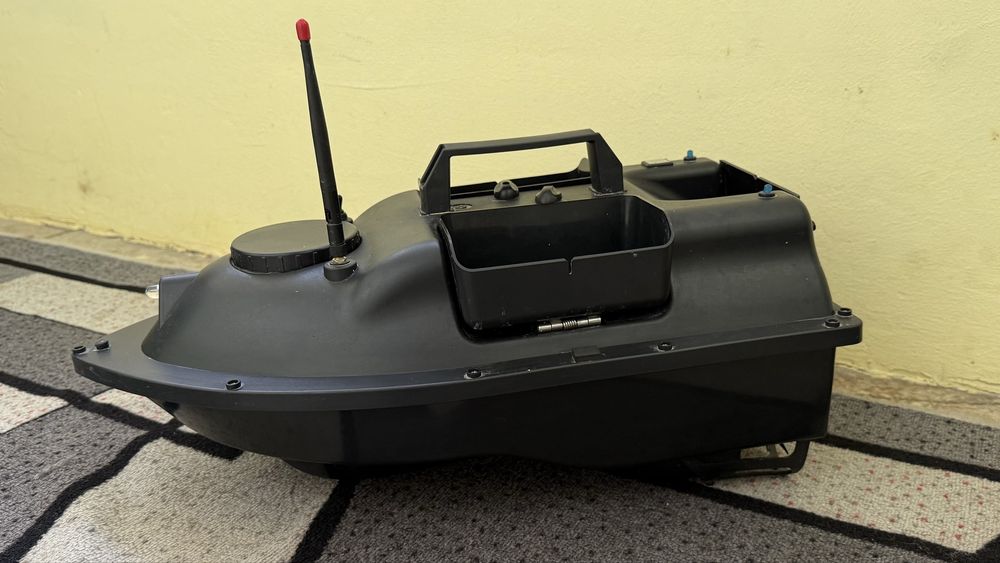 Лодка за захранка Flytec