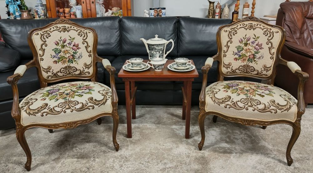 Комплект от две дъбови кресла с дърворезба и гобленова дамаска