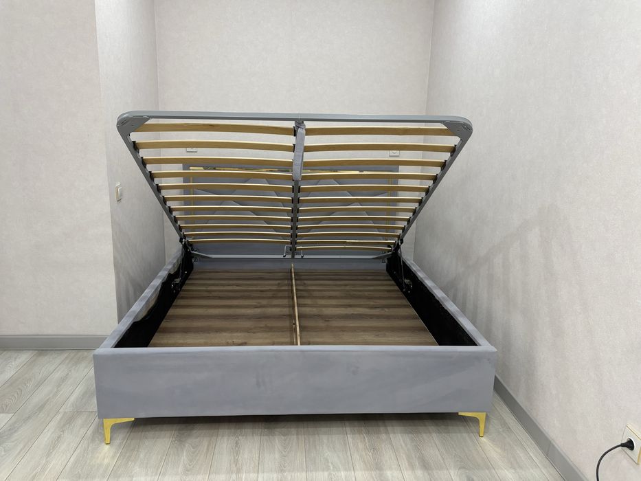 Кровать с матрасом