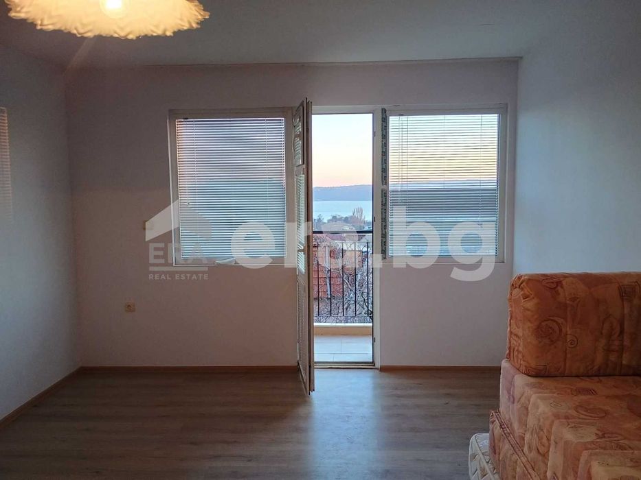 Двустаен апартамент с морска панорама в кв."Бриз"