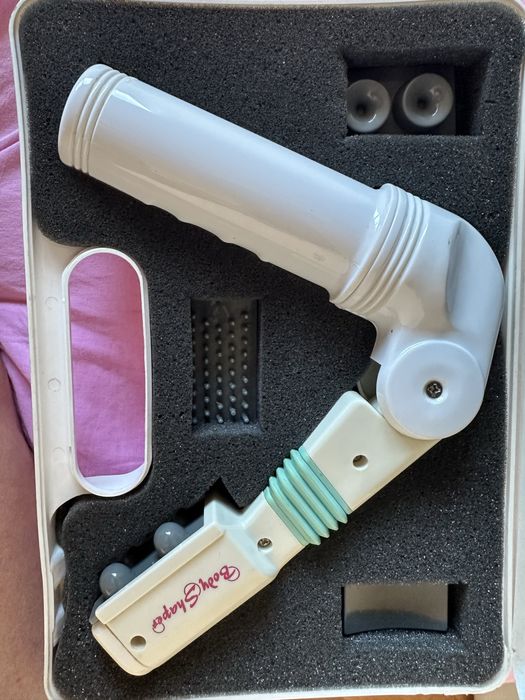 Продавам електрически масажор за тяло с 4бр. приставки