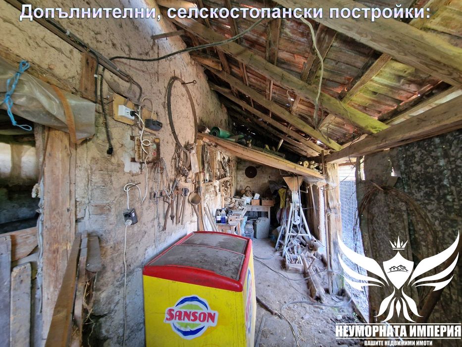 Двуетажна къща 160РЗП с голям двор 1250кв. двор в село Избеглии